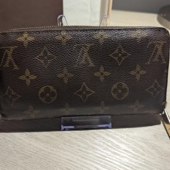 Louis Vuitton Monogram Zippy Wallet  With Red Interior And COA - Picture 8 of 16